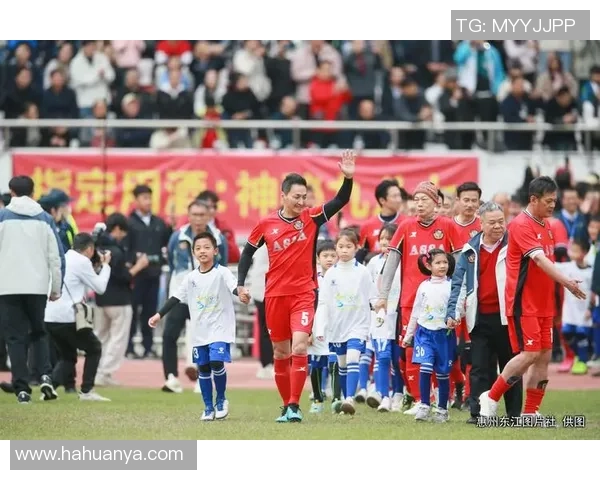 广州足球队配合引发热议球迷对战术和默契的不同看法